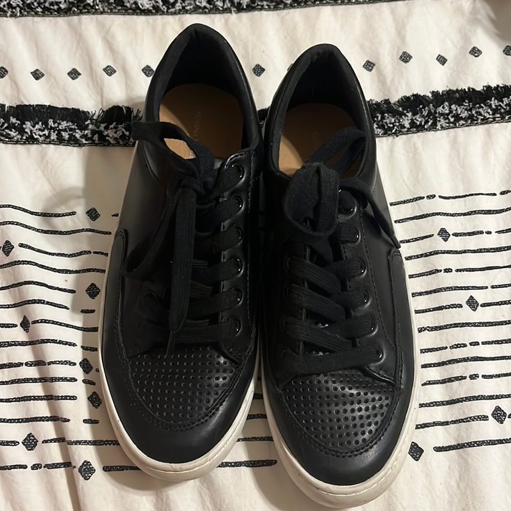 Banana Republic black lace up tennis shoes